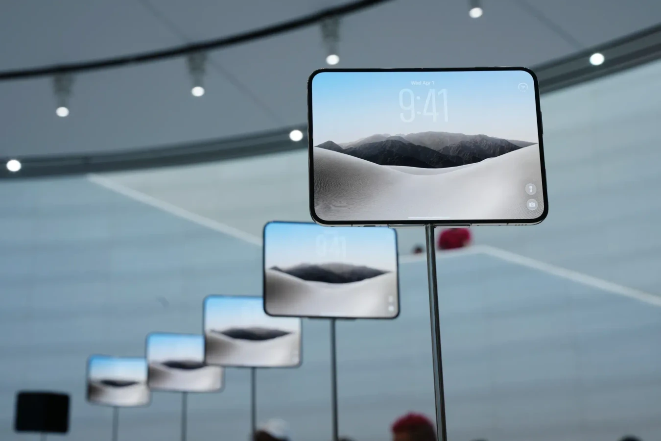 iPhone Duo поступил в продажу: стоит ли брать первое поколение